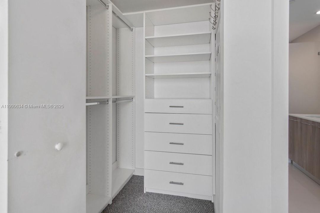 Active With Contract: $465,000 (1 beds, 1 baths, 622 Square Feet)