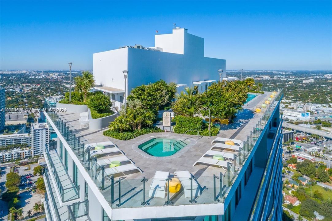 Active With Contract: $465,000 (1 beds, 1 baths, 622 Square Feet)