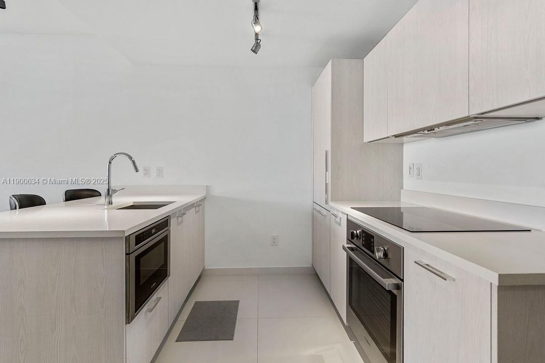 Active With Contract: $465,000 (1 beds, 1 baths, 622 Square Feet)