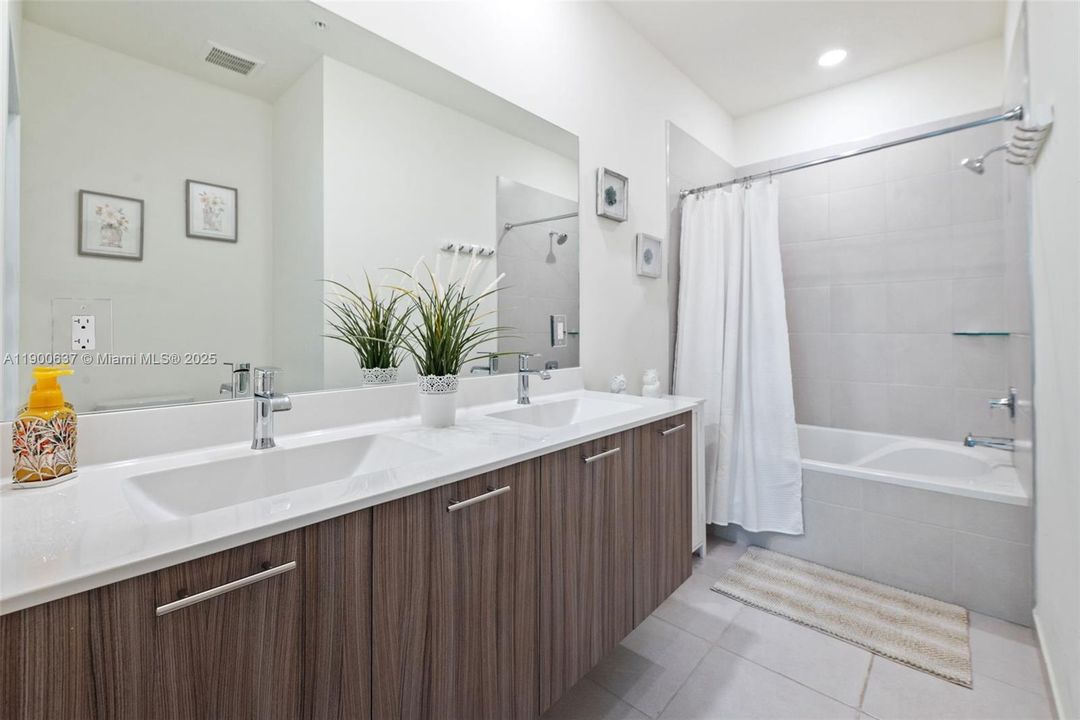 Activo con contrato: $515,000 (2 camas, 2 baños, 1124 Pies cuadrados)