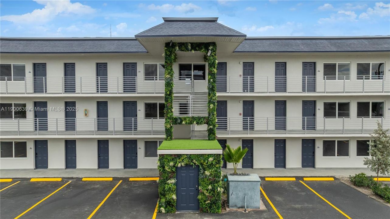 For Rent: $2,190 (1 beds, 1 baths, 589 Square Feet)