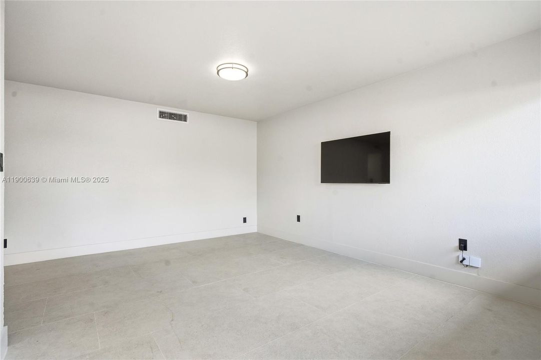 For Rent: $2,190 (1 beds, 1 baths, 589 Square Feet)