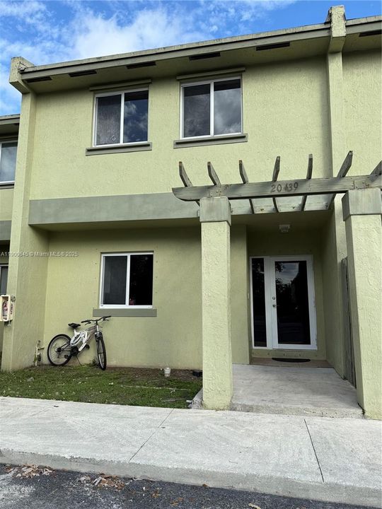 Recently Rented: $2,900 (3 beds, 2 baths, 1417 Square Feet)