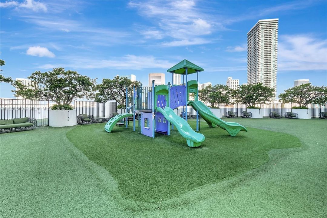 For Rent: $4,000 (2 beds, 2 baths, 1129 Square Feet)