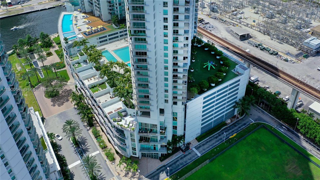 For Rent: $4,000 (2 beds, 2 baths, 1129 Square Feet)