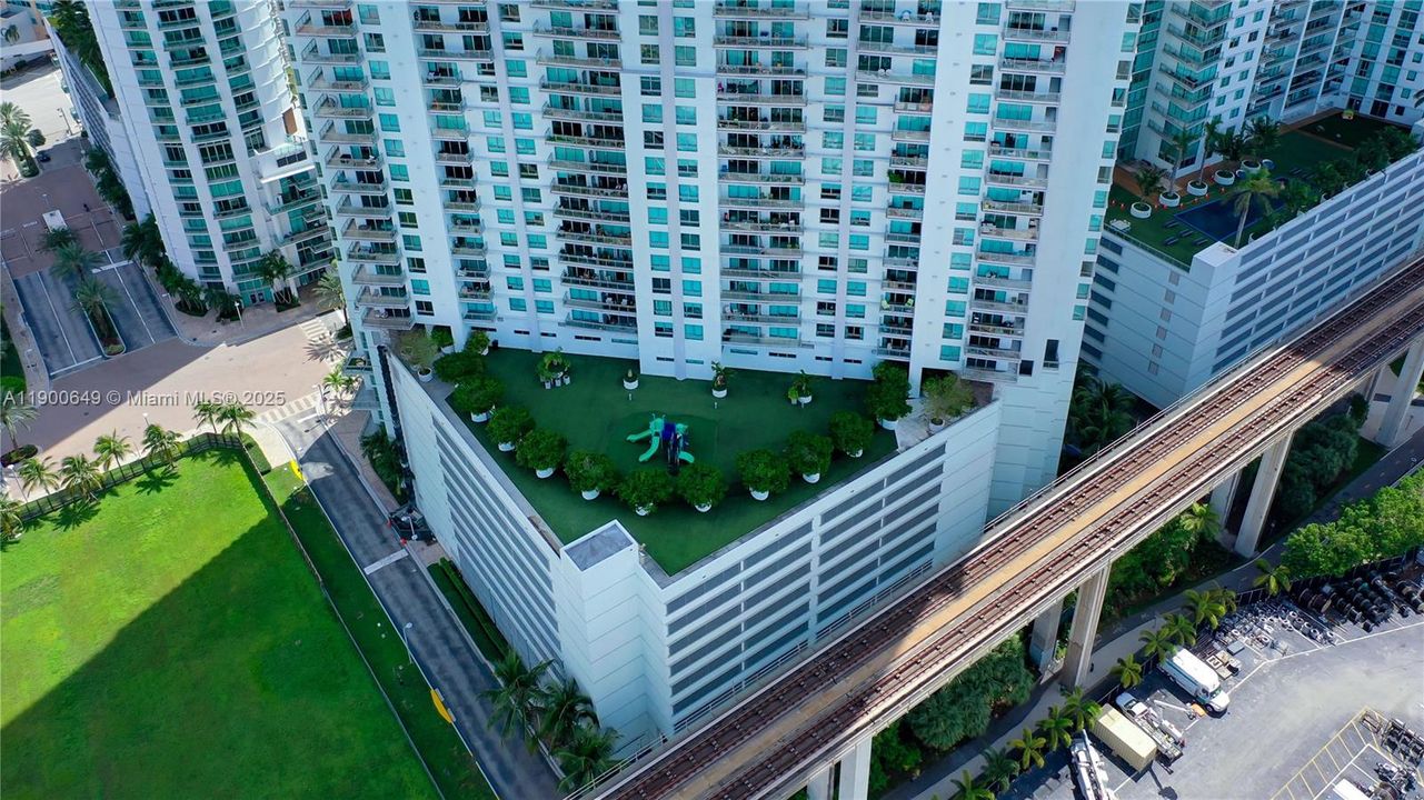 For Rent: $4,000 (2 beds, 2 baths, 1129 Square Feet)