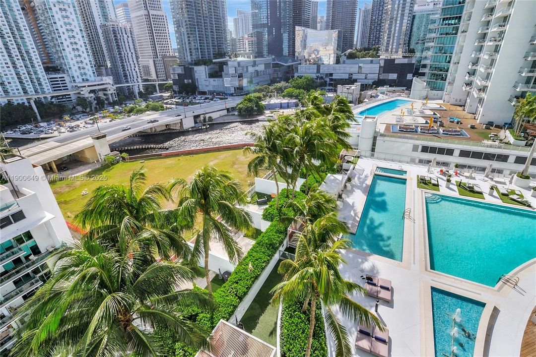 For Rent: $4,000 (2 beds, 2 baths, 1129 Square Feet)