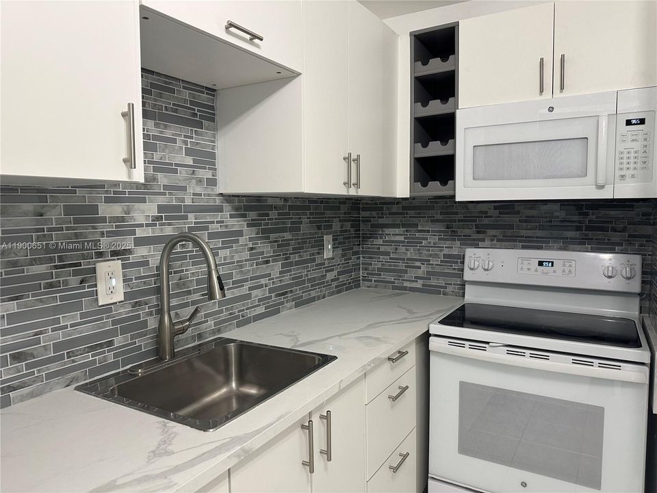 Recently Rented: $2,200 (1 beds, 1 baths, 671 Square Feet)