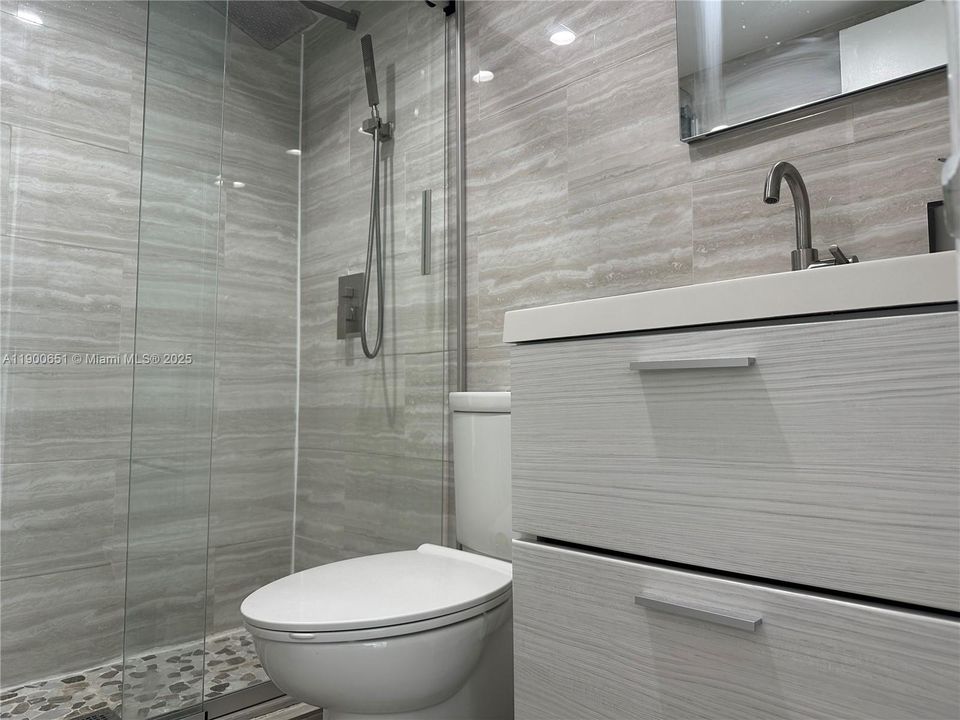 Recently Rented: $2,200 (1 beds, 1 baths, 671 Square Feet)