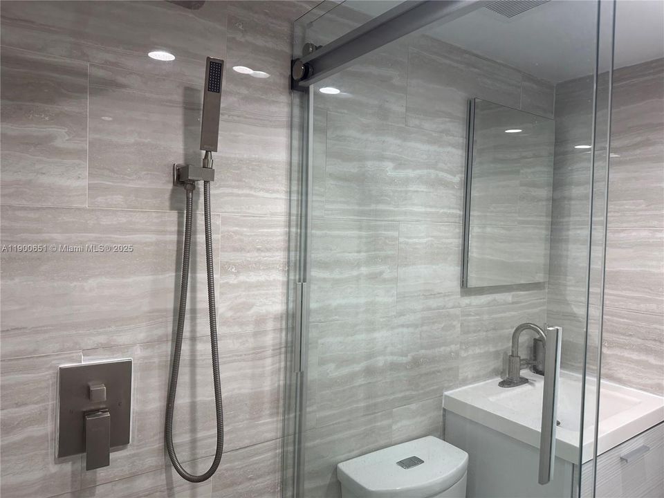 Recently Rented: $2,200 (1 beds, 1 baths, 671 Square Feet)