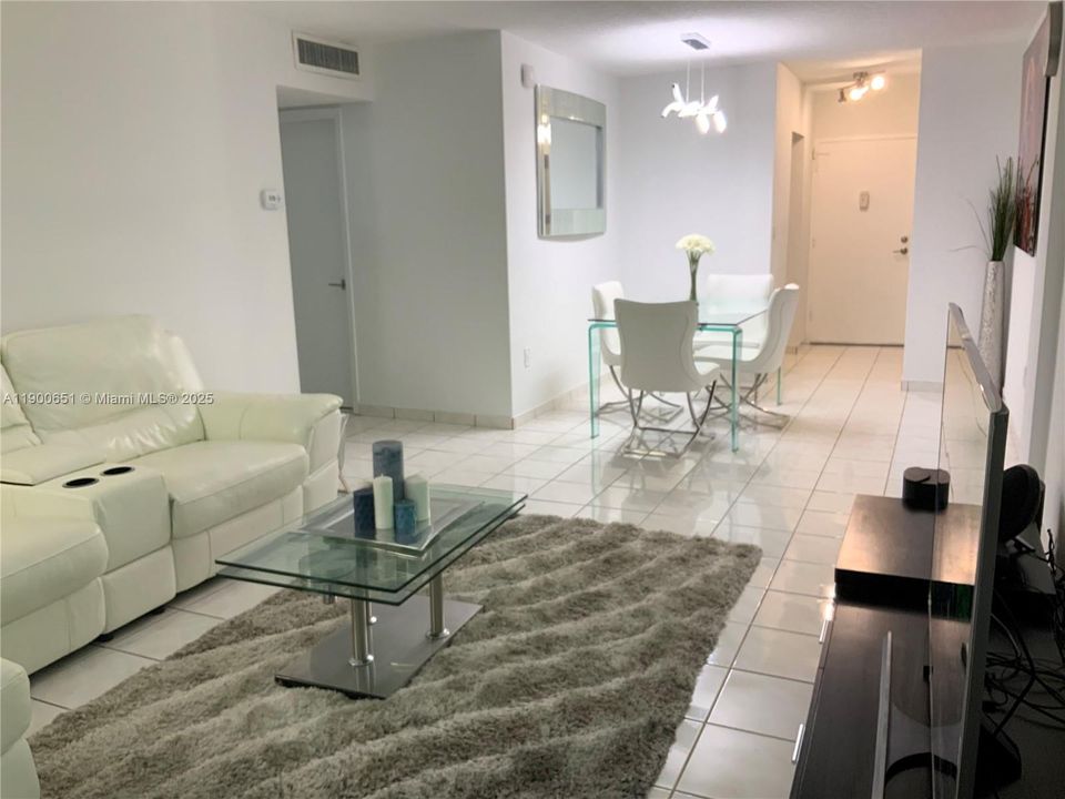 Recently Rented: $2,200 (1 beds, 1 baths, 671 Square Feet)