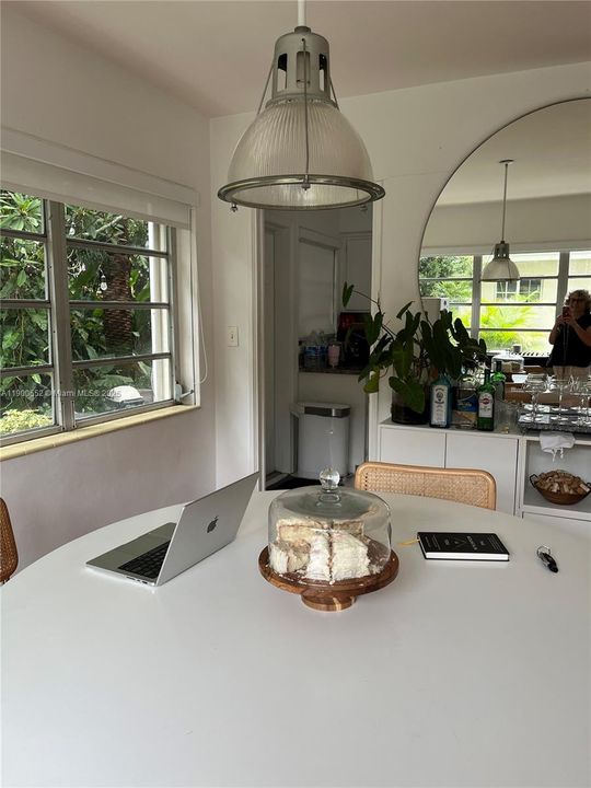 Recently Rented: $2,900 (2 beds, 1 baths, 2580 Square Feet)