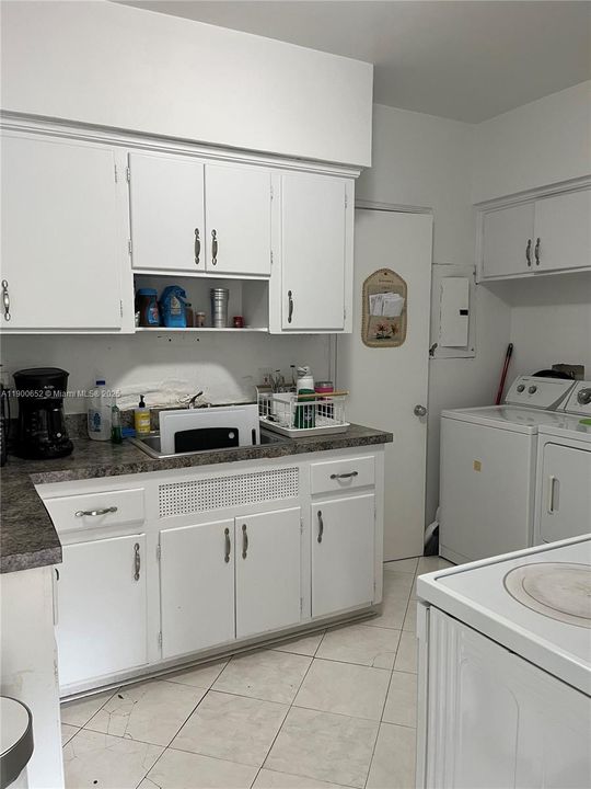 Recently Rented: $2,900 (2 beds, 1 baths, 2580 Square Feet)