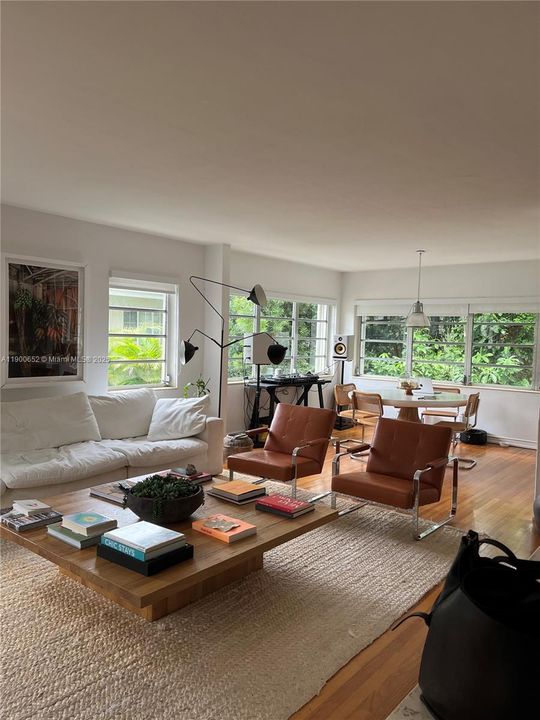 Recently Rented: $2,900 (2 beds, 1 baths, 2580 Square Feet)