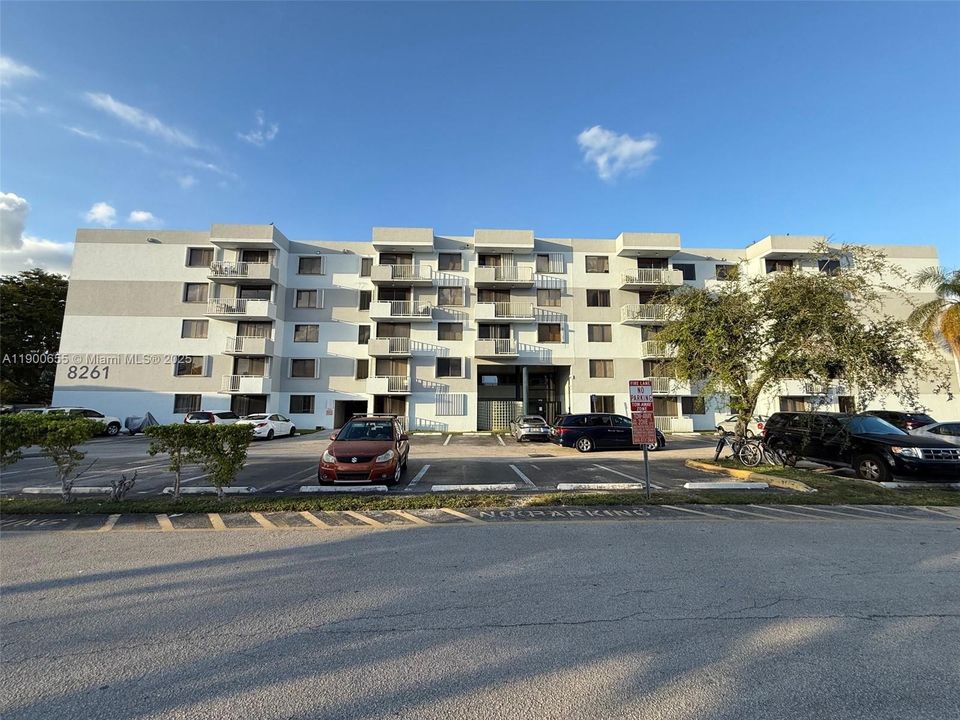 Active With Contract: $1,800 (1 beds, 1 baths, 734 Square Feet)