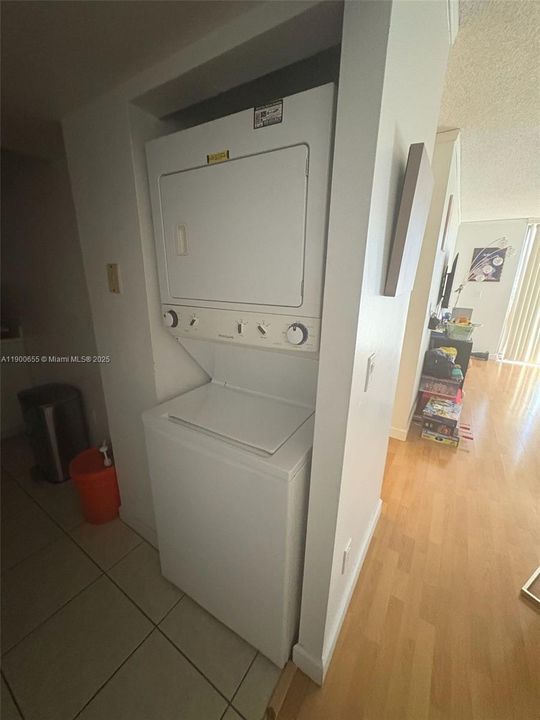 Active With Contract: $1,800 (1 beds, 1 baths, 734 Square Feet)