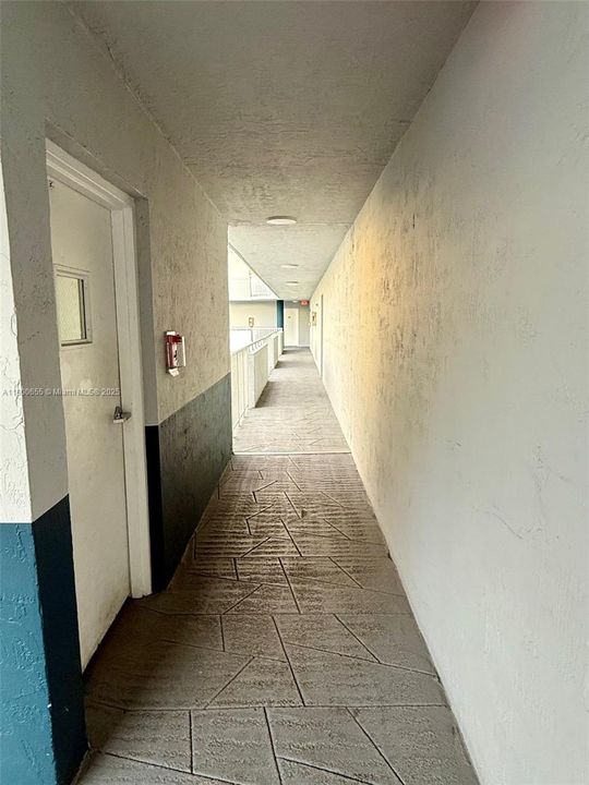 Active With Contract: $1,800 (1 beds, 1 baths, 734 Square Feet)