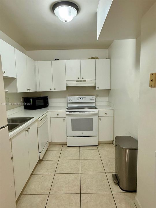 Active With Contract: $1,800 (1 beds, 1 baths, 734 Square Feet)