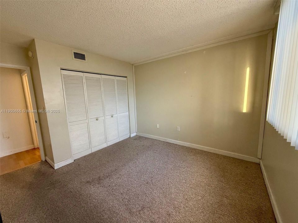 Active With Contract: $1,800 (1 beds, 1 baths, 734 Square Feet)