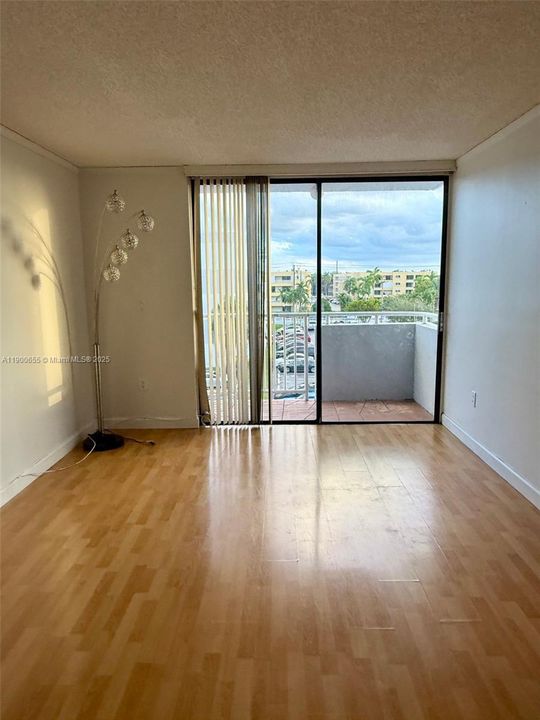 Active With Contract: $1,800 (1 beds, 1 baths, 734 Square Feet)