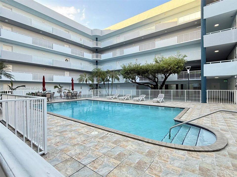 Active With Contract: $1,800 (1 beds, 1 baths, 734 Square Feet)