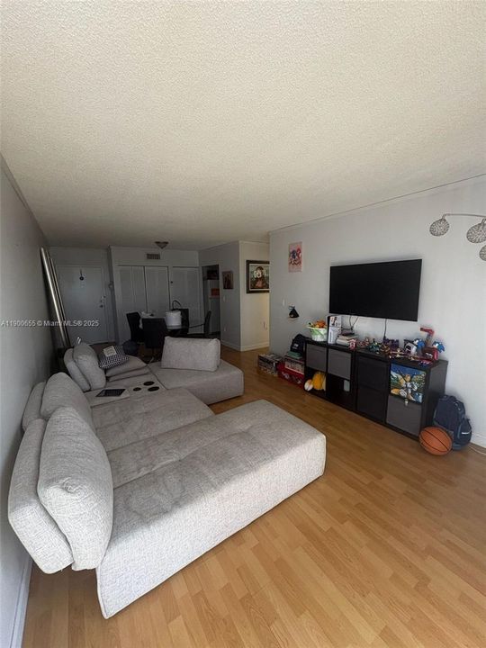 Active With Contract: $1,800 (1 beds, 1 baths, 734 Square Feet)