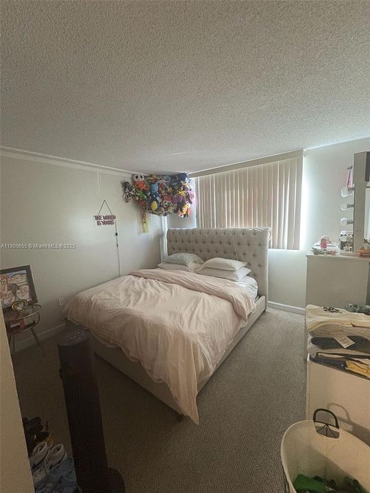 Active With Contract: $1,800 (1 beds, 1 baths, 734 Square Feet)