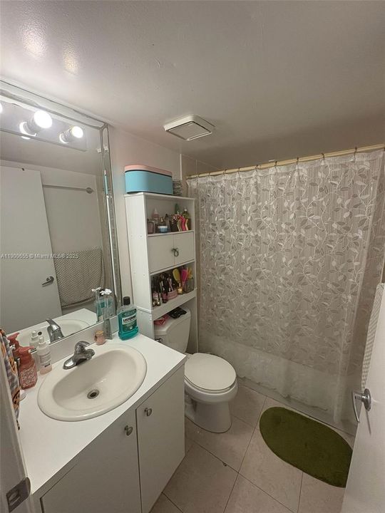 Active With Contract: $1,800 (1 beds, 1 baths, 734 Square Feet)