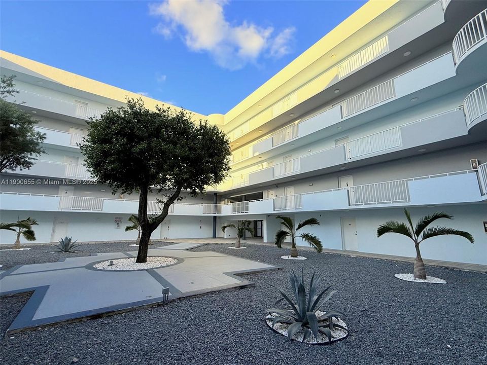 Active With Contract: $1,800 (1 beds, 1 baths, 734 Square Feet)