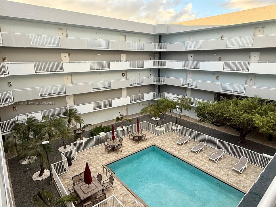 Active With Contract: $1,800 (1 beds, 1 baths, 734 Square Feet)