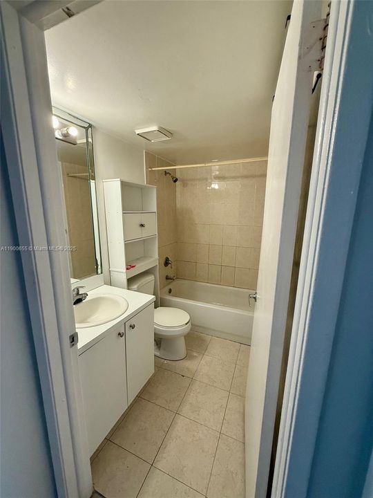 Active With Contract: $1,800 (1 beds, 1 baths, 734 Square Feet)