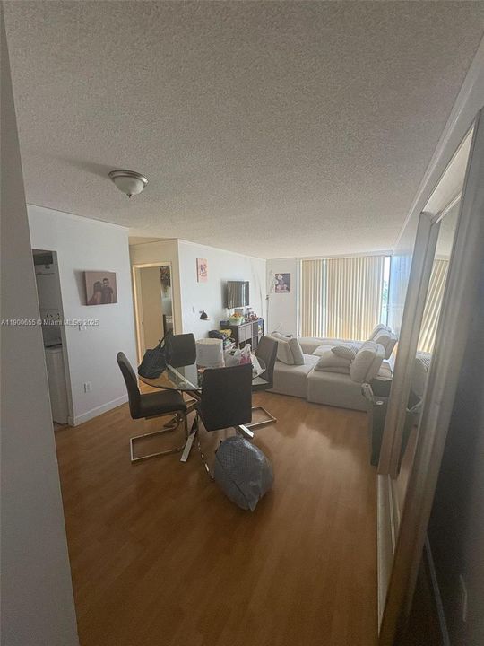 Active With Contract: $1,800 (1 beds, 1 baths, 734 Square Feet)