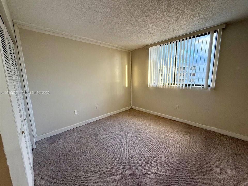 Active With Contract: $1,800 (1 beds, 1 baths, 734 Square Feet)