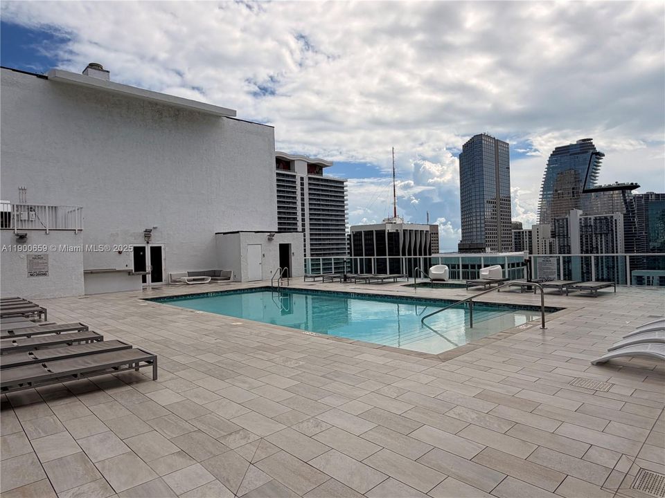 For Rent: $2,200 (1 beds, 1 baths, 770 Square Feet)