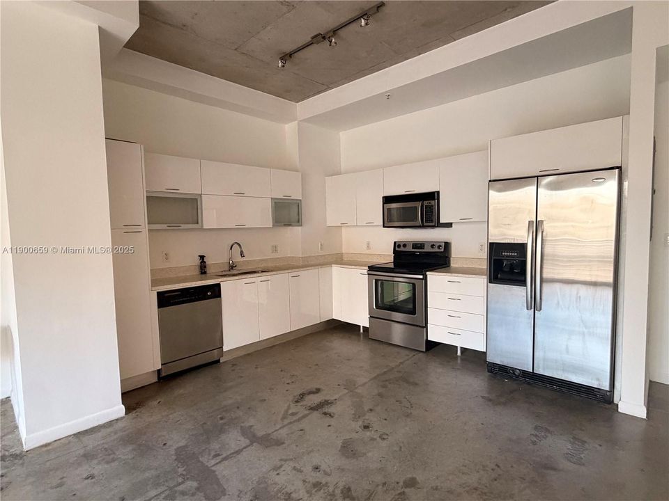 For Rent: $2,200 (1 beds, 1 baths, 770 Square Feet)