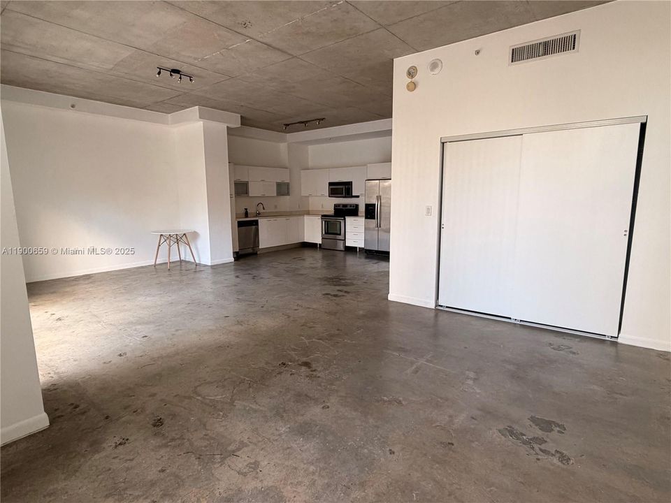 For Rent: $2,200 (1 beds, 1 baths, 770 Square Feet)