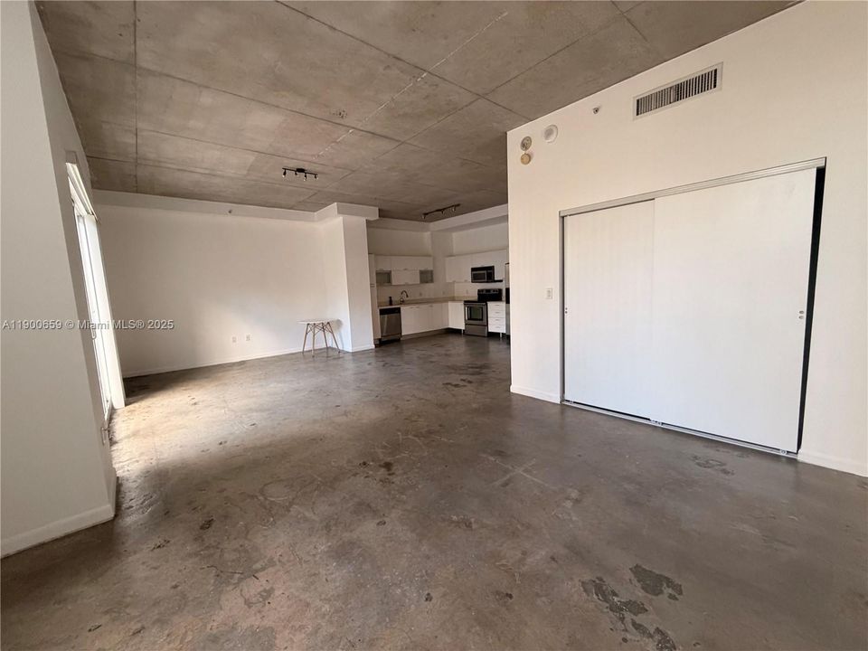 For Rent: $2,200 (1 beds, 1 baths, 770 Square Feet)