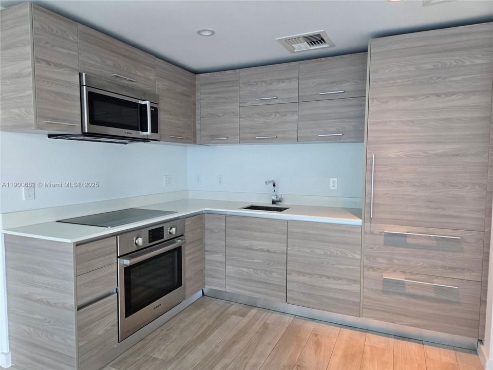 Active With Contract: $3,450 (1 beds, 1 baths, 570 Square Feet)