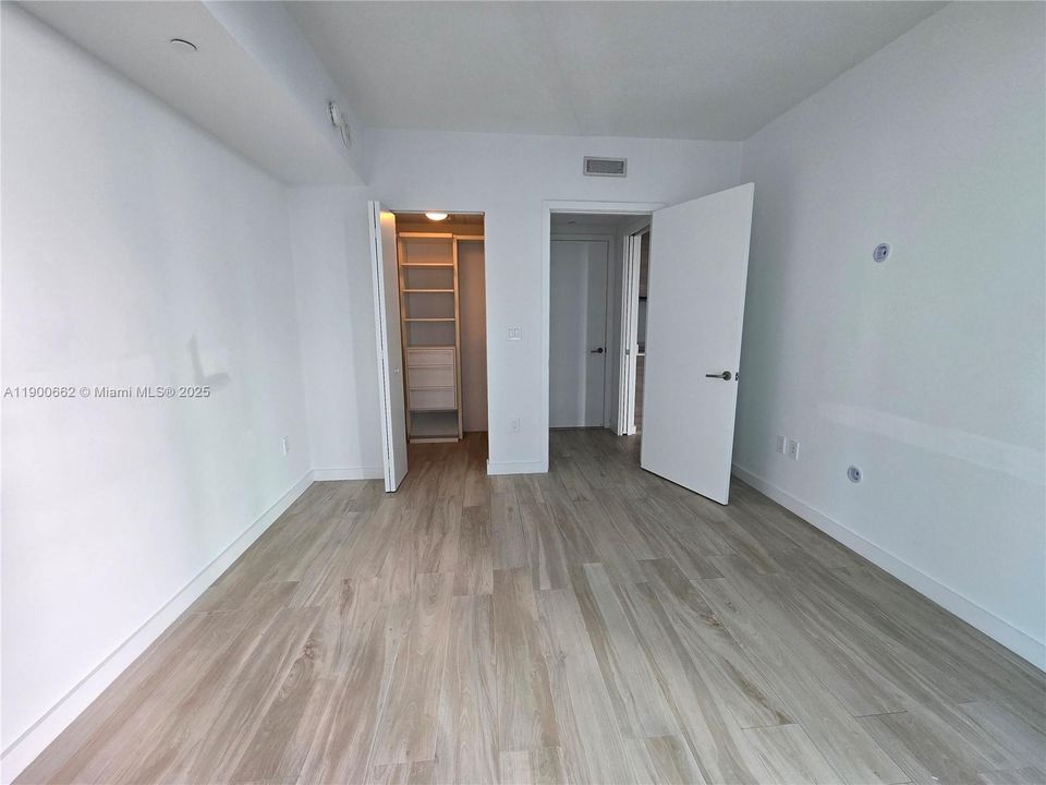 Active With Contract: $3,450 (1 beds, 1 baths, 570 Square Feet)