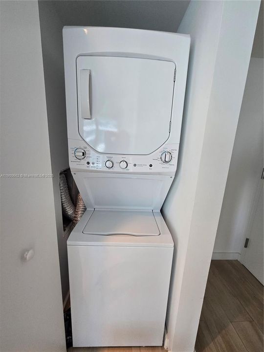 Active With Contract: $3,450 (1 beds, 1 baths, 570 Square Feet)