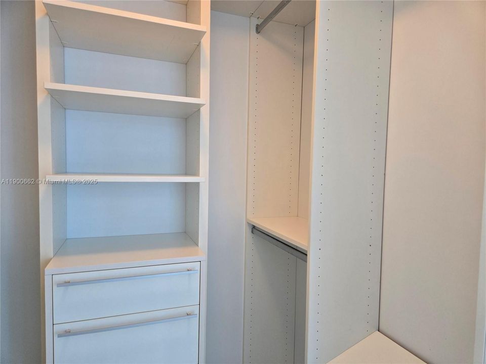 Active With Contract: $3,450 (1 beds, 1 baths, 570 Square Feet)