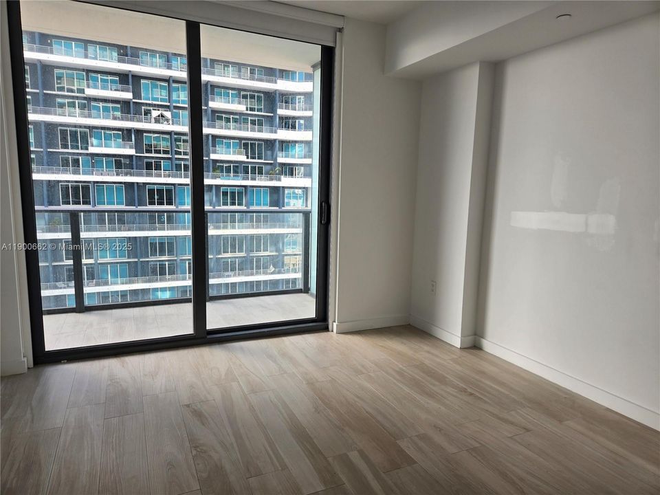 Active With Contract: $3,450 (1 beds, 1 baths, 570 Square Feet)