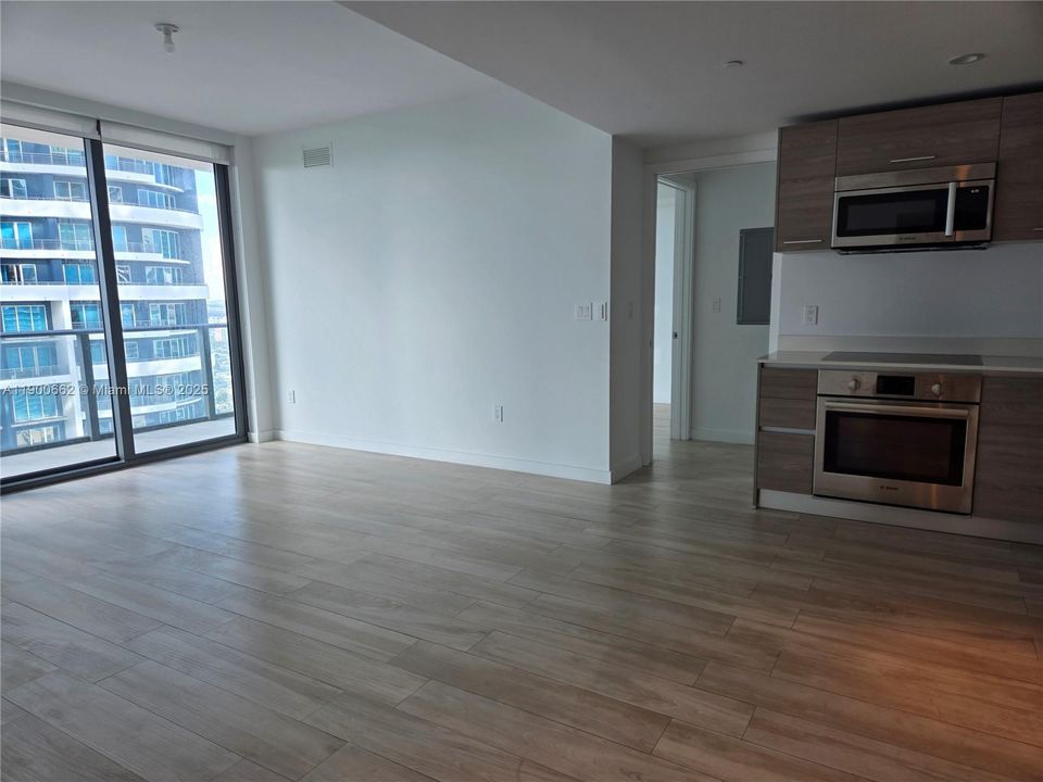 Active With Contract: $3,450 (1 beds, 1 baths, 570 Square Feet)