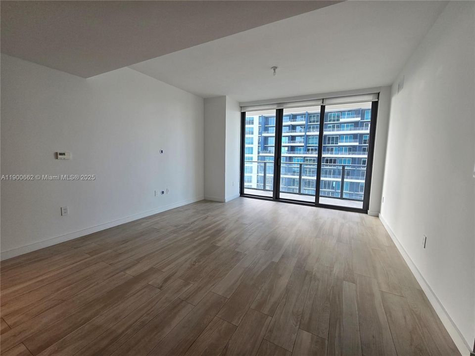 Active With Contract: $3,450 (1 beds, 1 baths, 570 Square Feet)