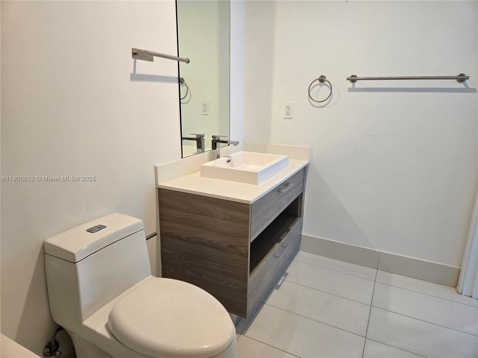 Active With Contract: $3,450 (1 beds, 1 baths, 570 Square Feet)