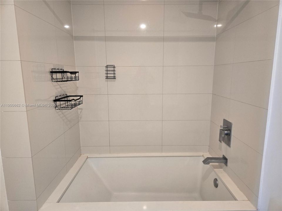 Active With Contract: $3,450 (1 beds, 1 baths, 570 Square Feet)