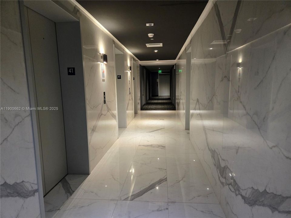 Active With Contract: $3,450 (1 beds, 1 baths, 570 Square Feet)