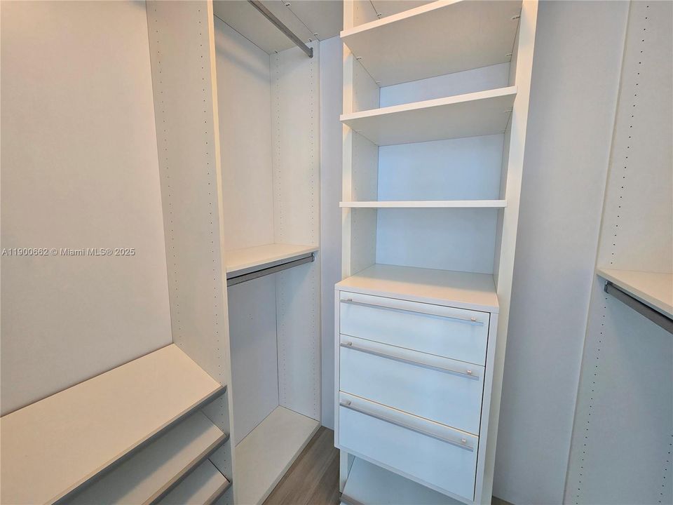 Active With Contract: $3,450 (1 beds, 1 baths, 570 Square Feet)