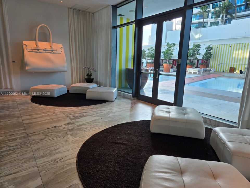 Active With Contract: $3,450 (1 beds, 1 baths, 570 Square Feet)