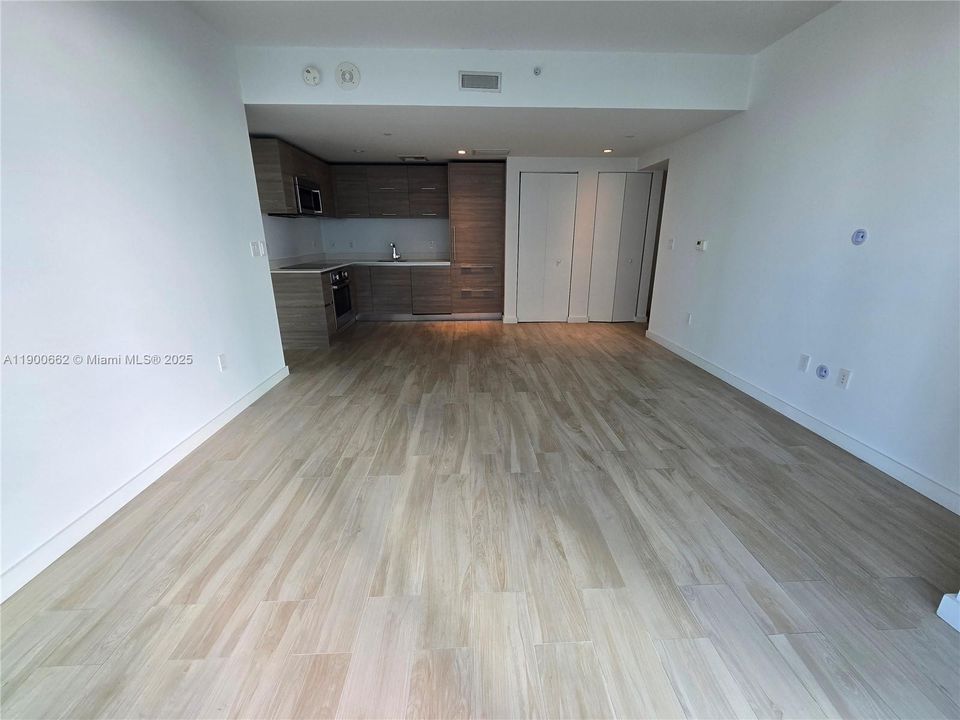 Active With Contract: $3,450 (1 beds, 1 baths, 570 Square Feet)